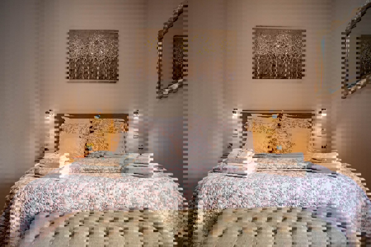 Appartamento con due camere da letto, garage e giardino vicino al centro