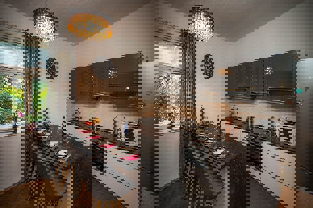 Appartamento con due camere da letto, garage e giardino vicino al centro