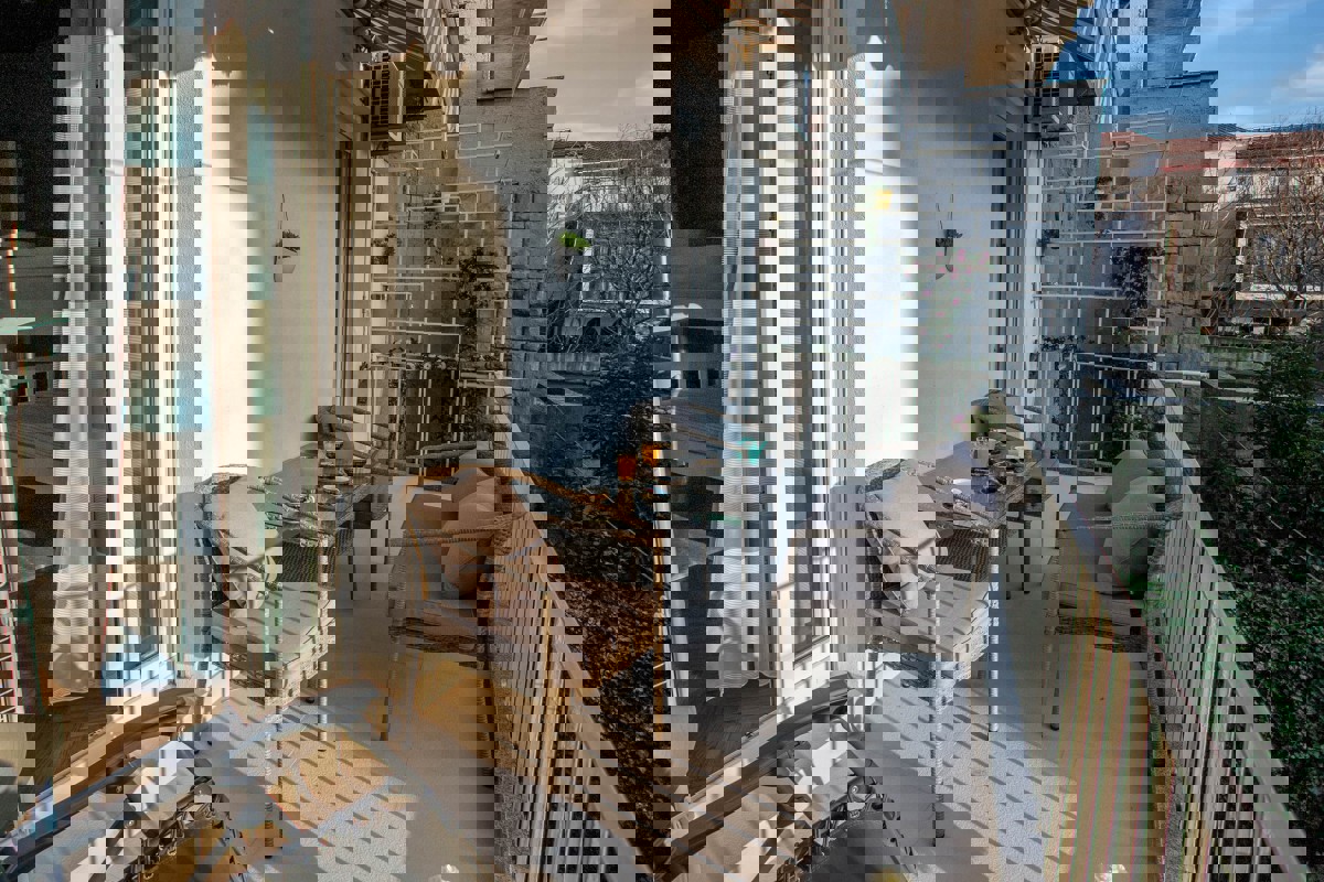 Appartamento con due camere da letto, garage e giardino vicino al centro