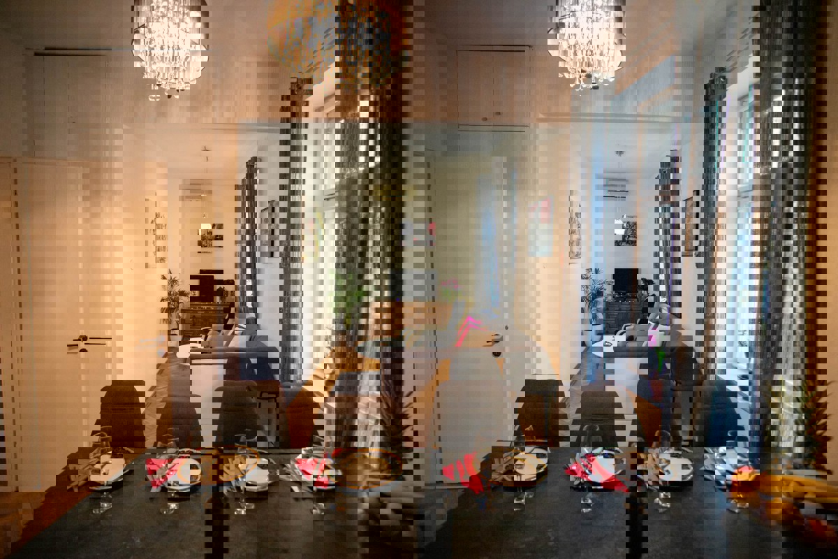 Appartamento con due camere da letto, garage e giardino vicino al centro