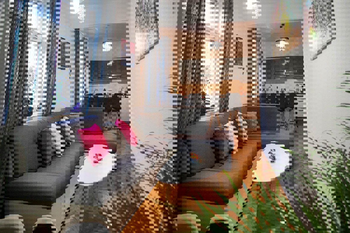 Appartamento con due camere da letto, garage e giardino vicino al centro