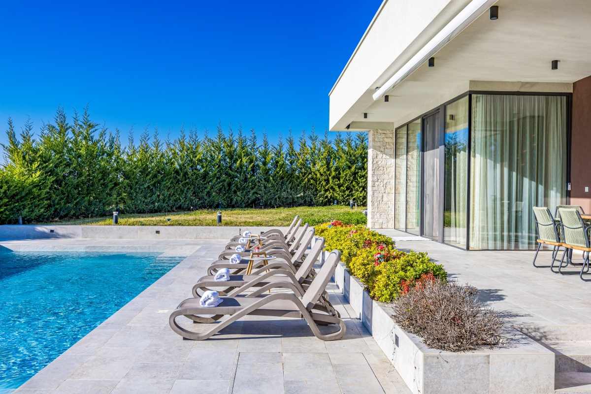 Esclusiva villa moderna con vista mare e oasi benessere privata