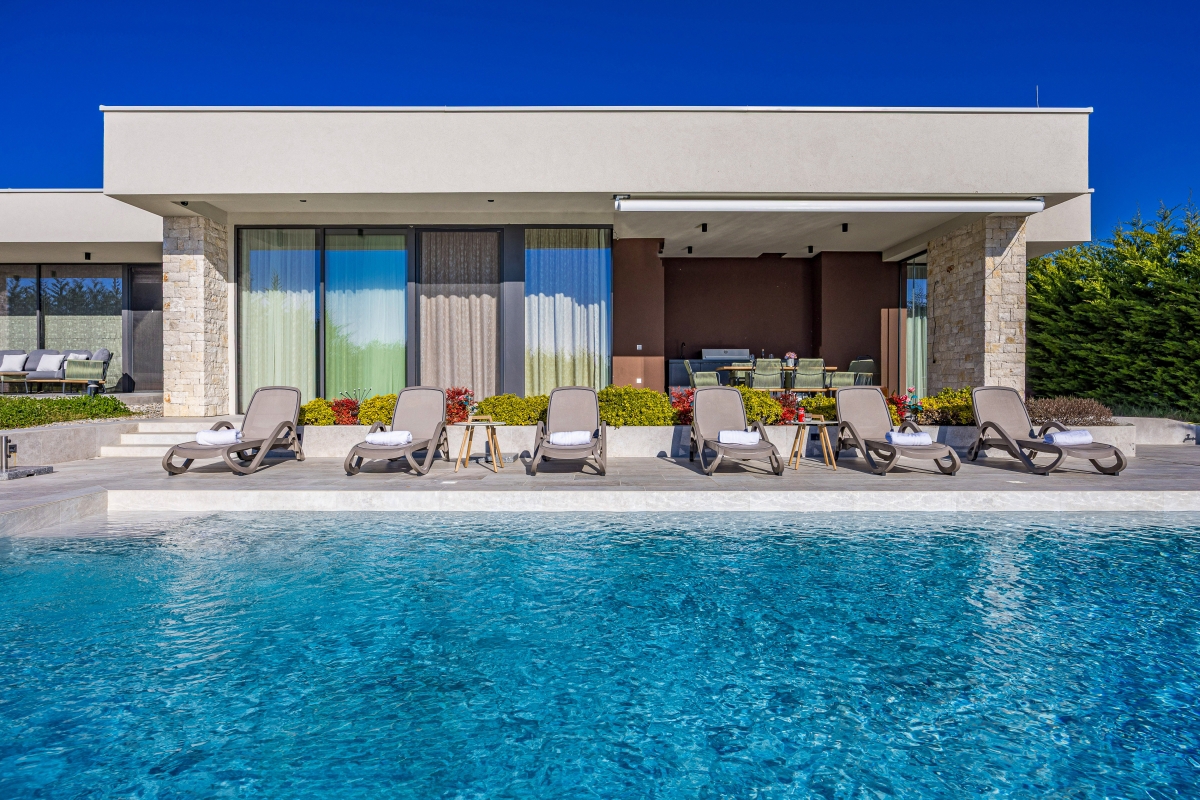 Esclusiva villa moderna con vista mare e oasi benessere privata