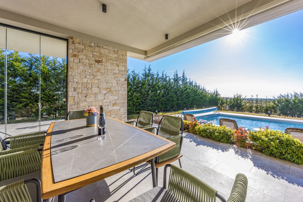 Esclusiva villa moderna con vista mare e oasi benessere privata