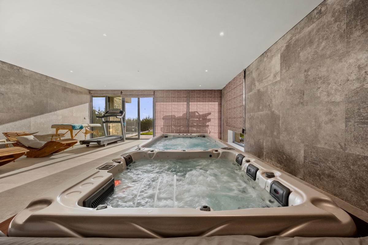 Esclusiva villa moderna con vista mare e oasi benessere privata