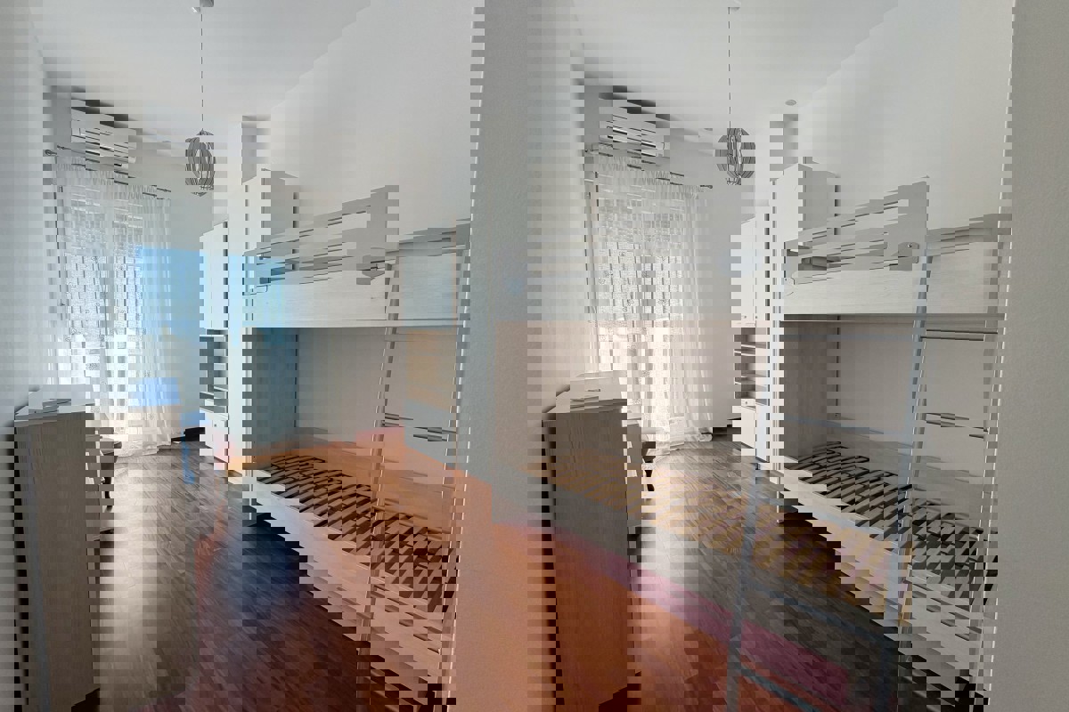 Appartamento con tre camere da letto e vista mare