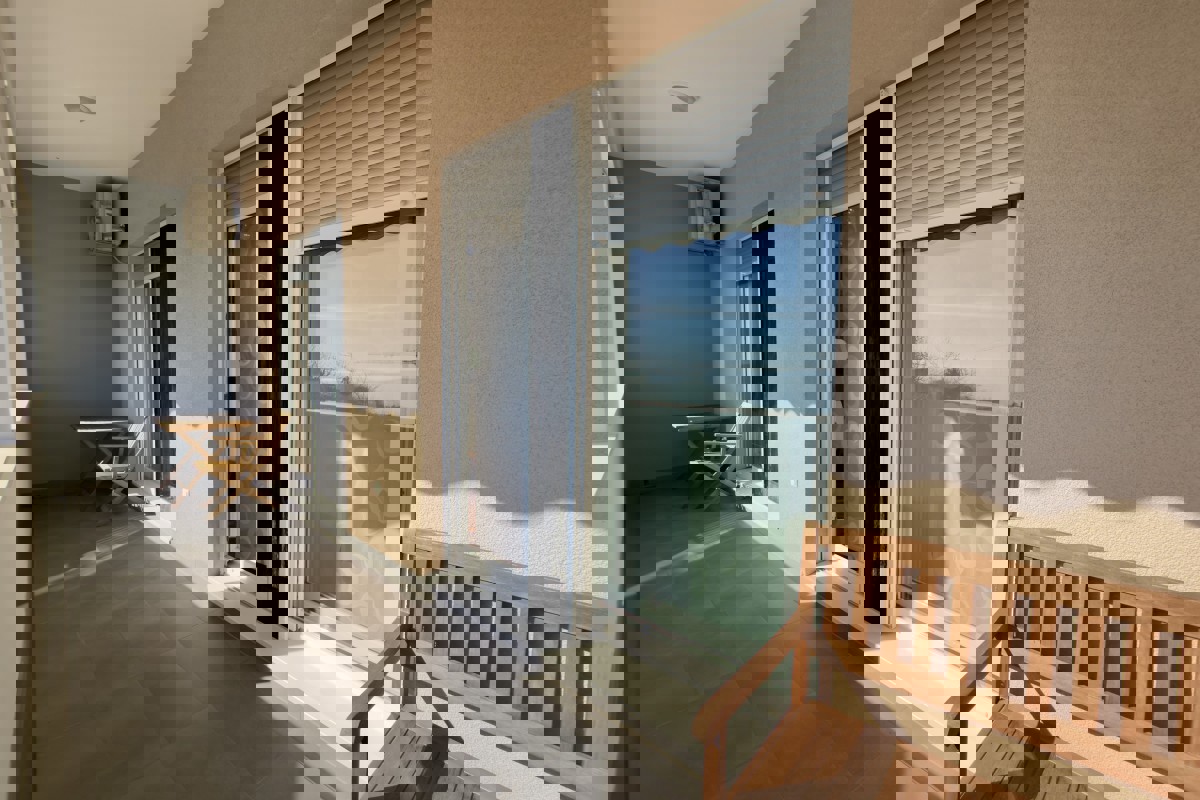 Appartamento con tre camere da letto e vista mare