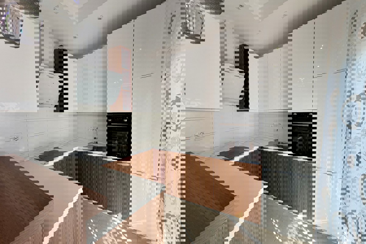 Appartamento con tre camere da letto e vista mare