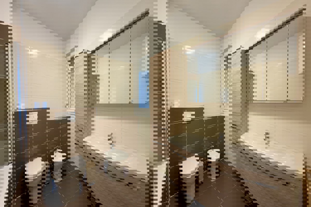 Appartamento con tre camere da letto e vista mare