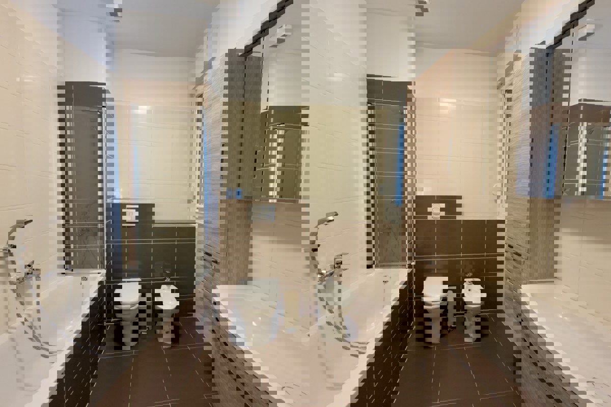 Appartamento con tre camere da letto e vista mare