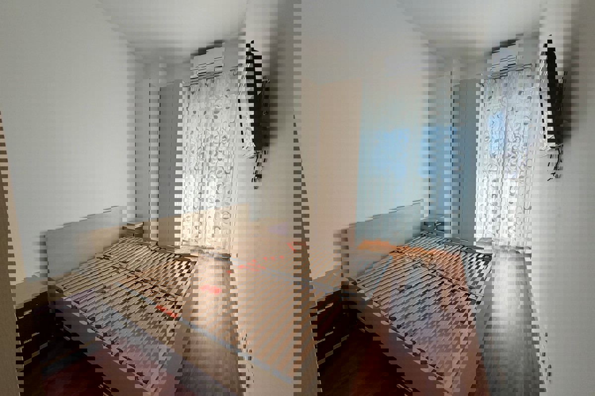 Appartamento con tre camere da letto e vista mare