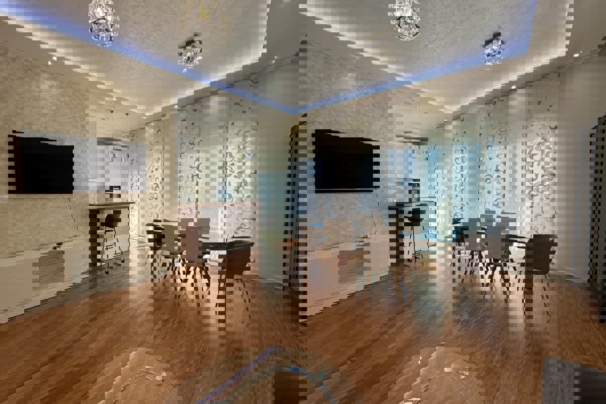 Appartamento con tre camere da letto e vista mare