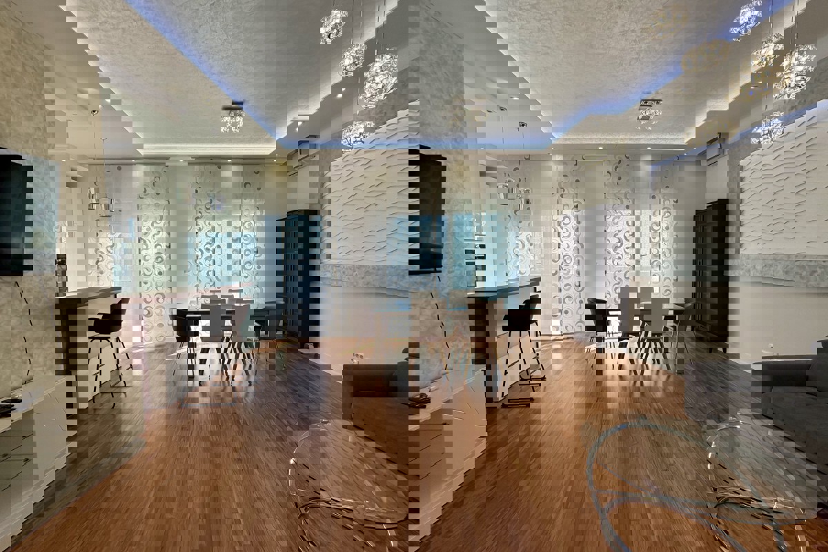 Appartamento con tre camere da letto e vista mare