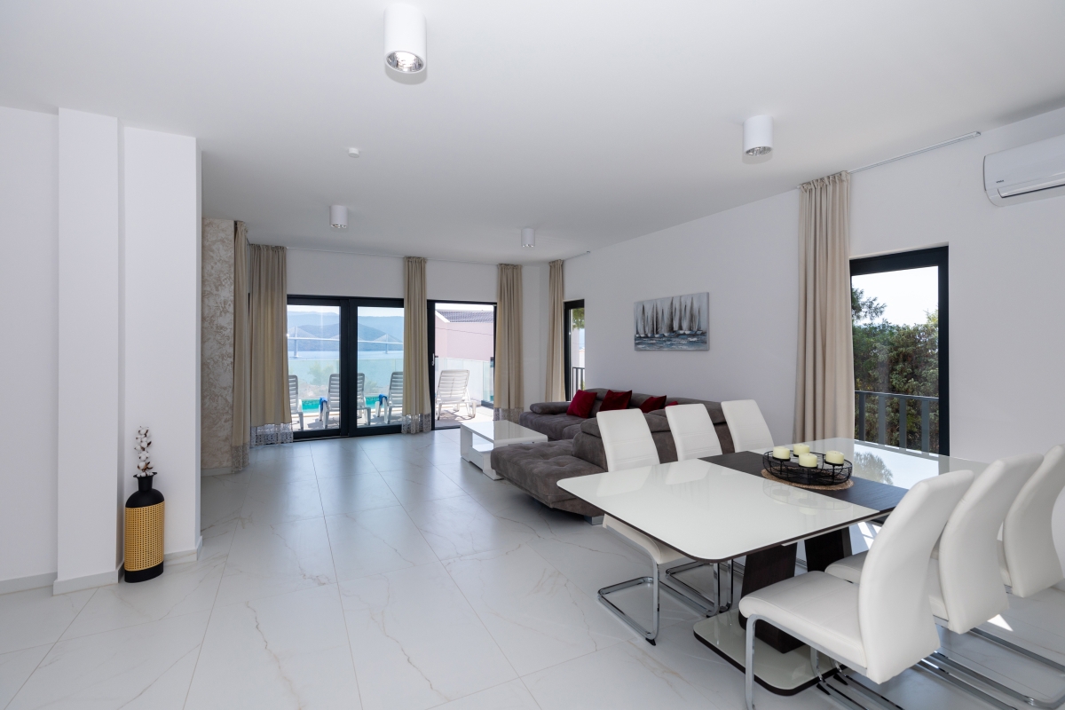 Villa moderna con piscina