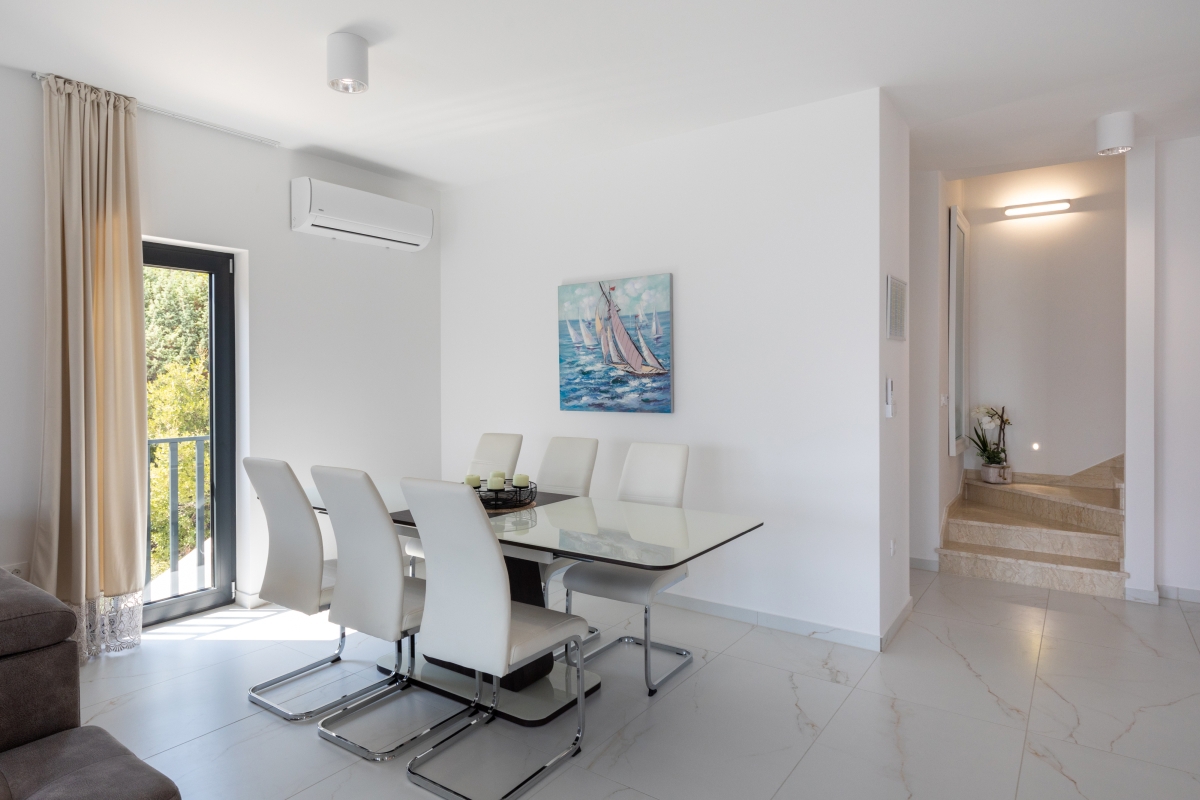 Villa moderna con piscina