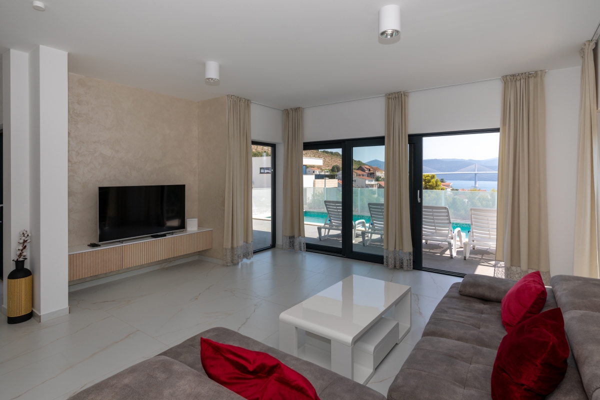 Villa moderna con piscina