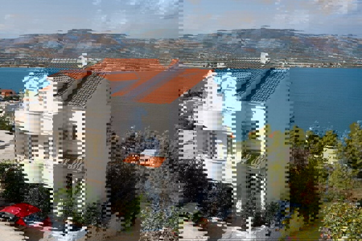 Palazzo residenziale con vista mare