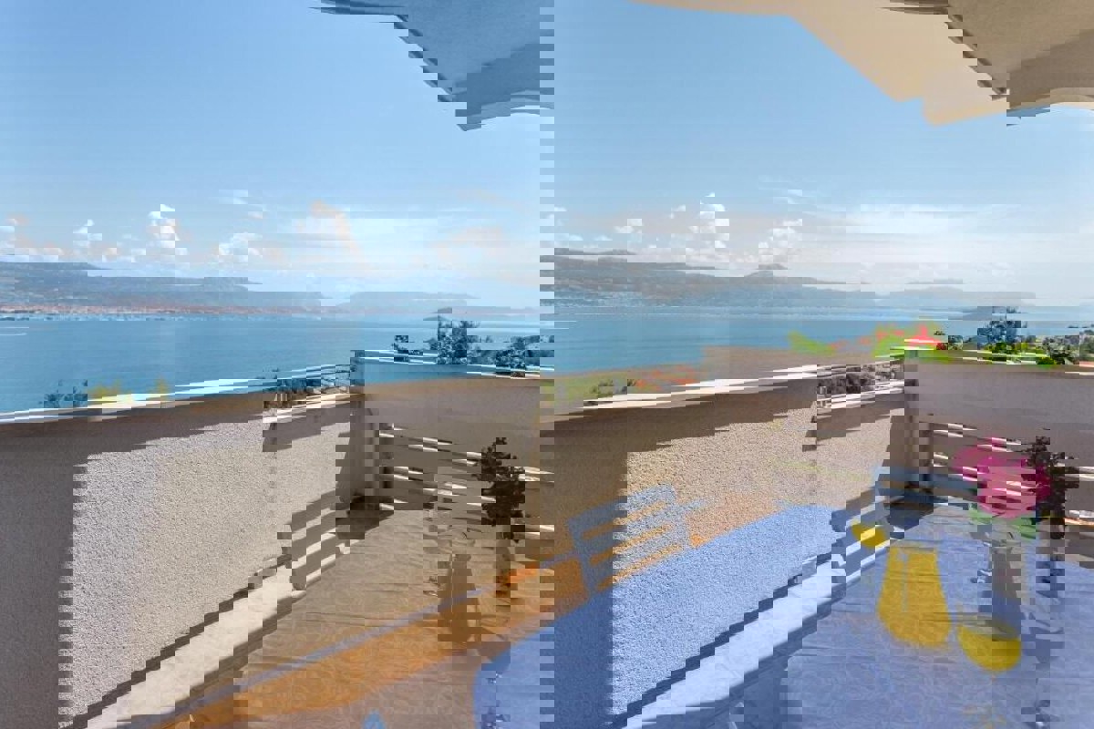 Palazzo residenziale con vista mare