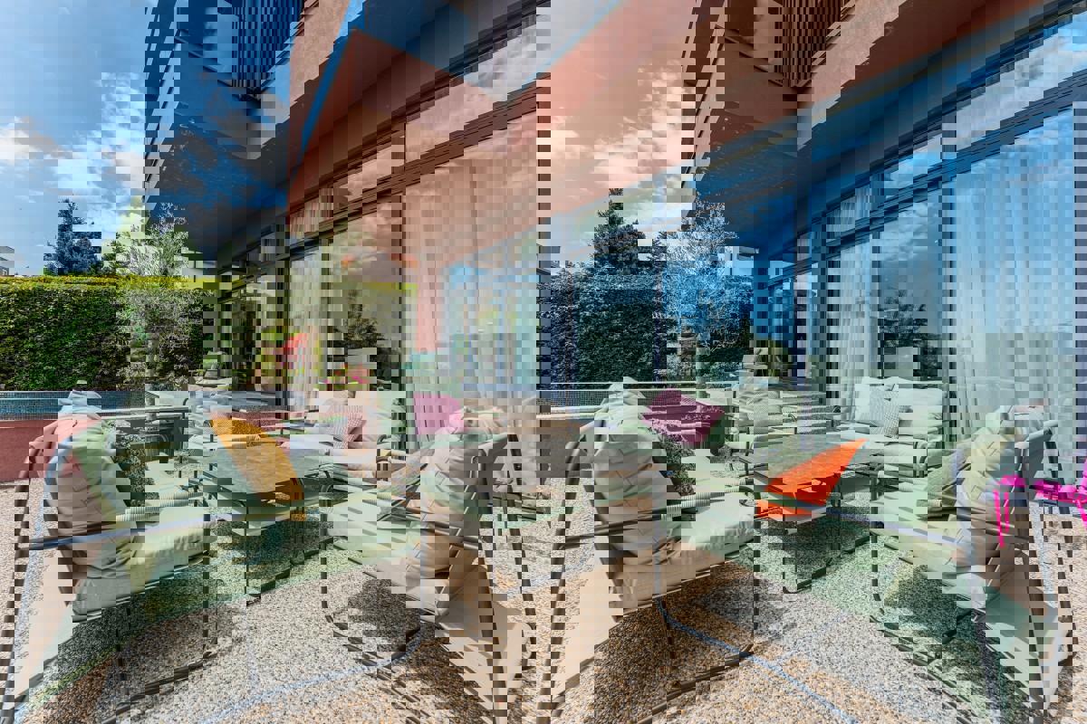 Villa di design per famiglie con piscina in un'oasi verde