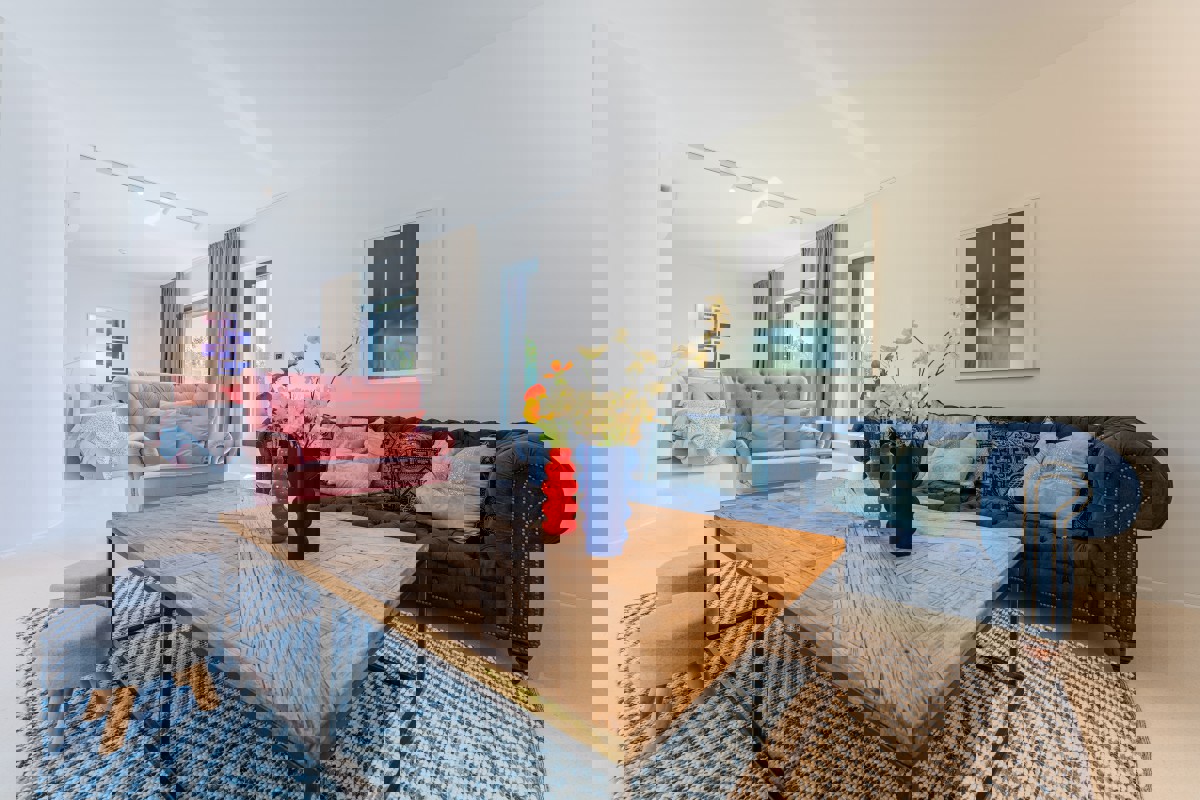 Villa di design per famiglie con piscina in un'oasi verde