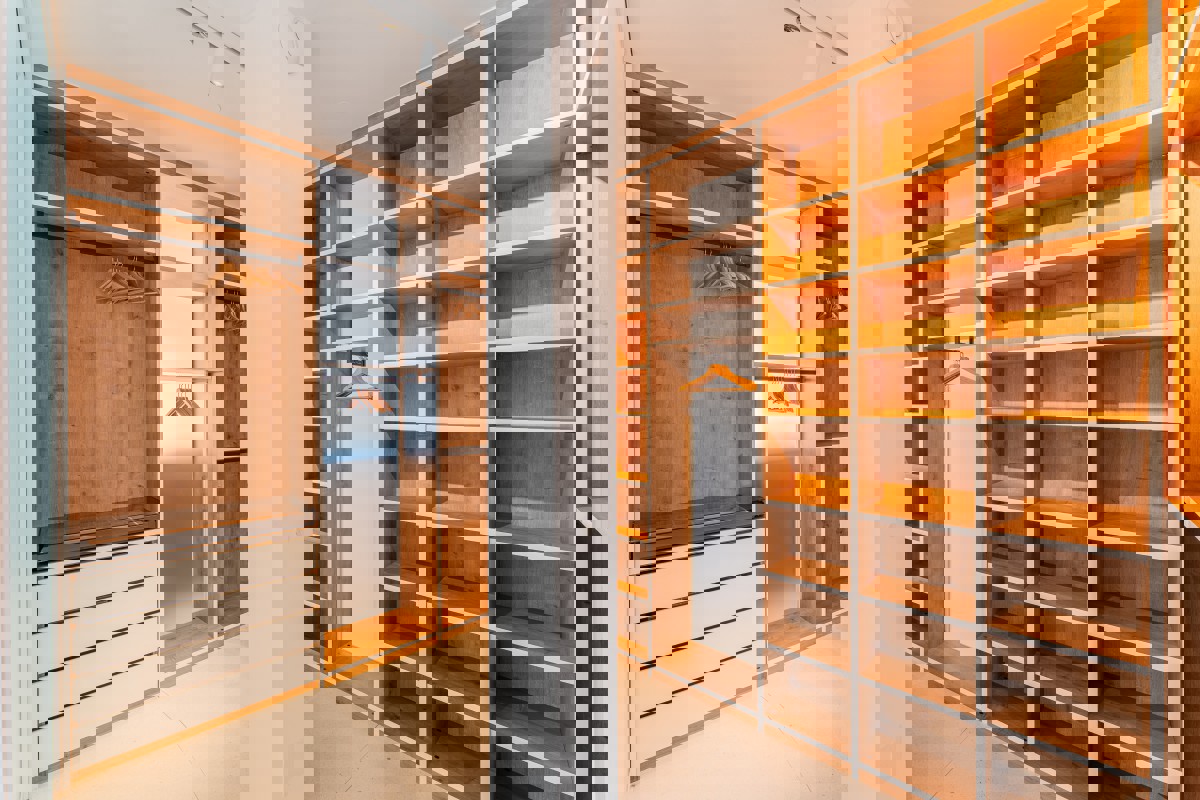 Villa di design per famiglie con piscina in un'oasi verde