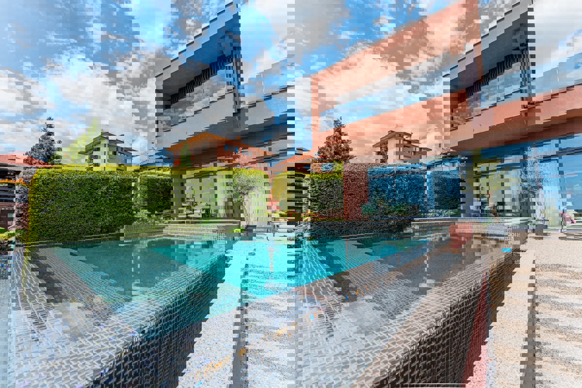 Villa di design per famiglie con piscina in un'oasi verde