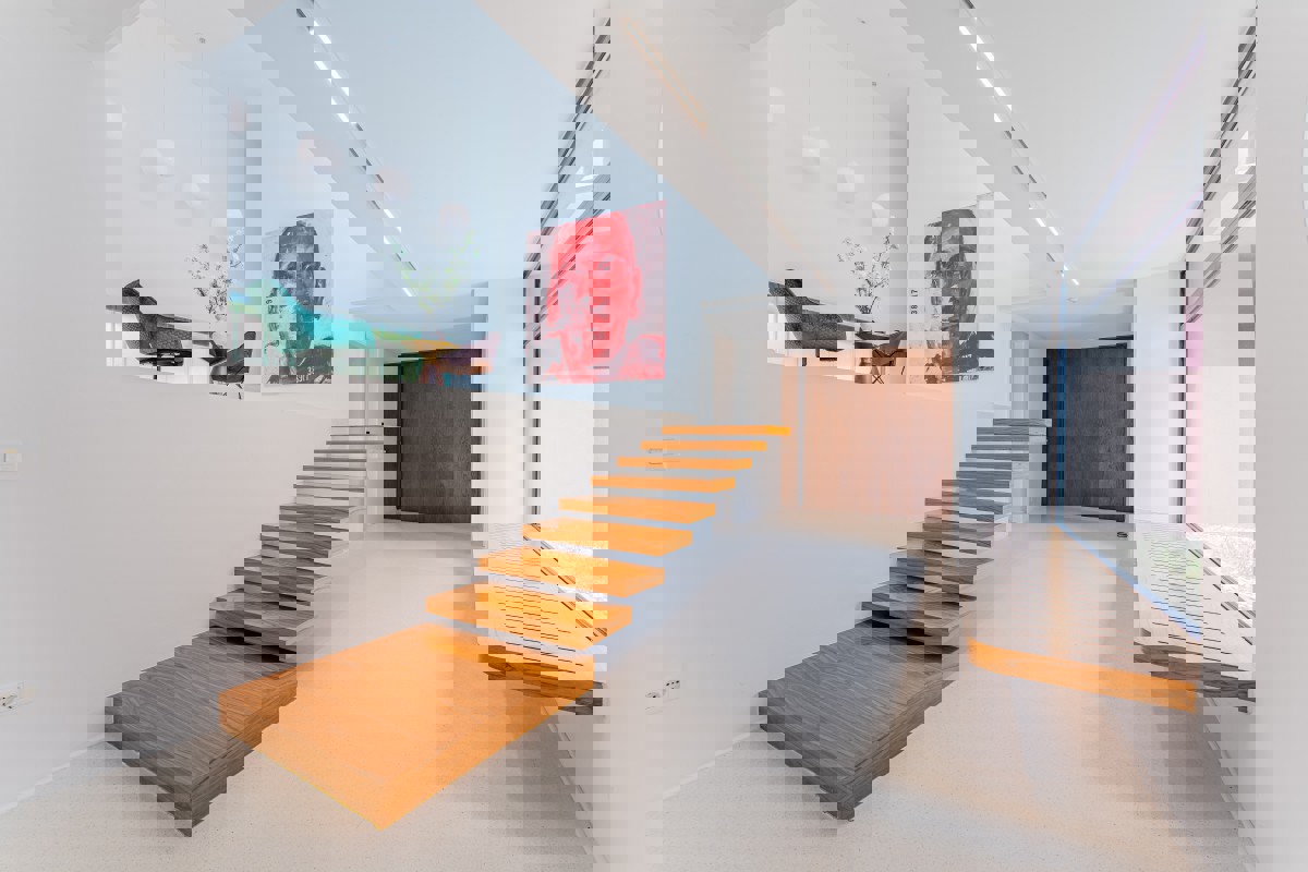 Villa di design per famiglie con piscina in un'oasi verde