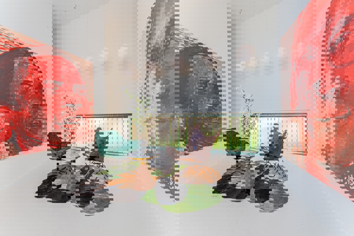 Villa di design per famiglie con piscina in un'oasi verde