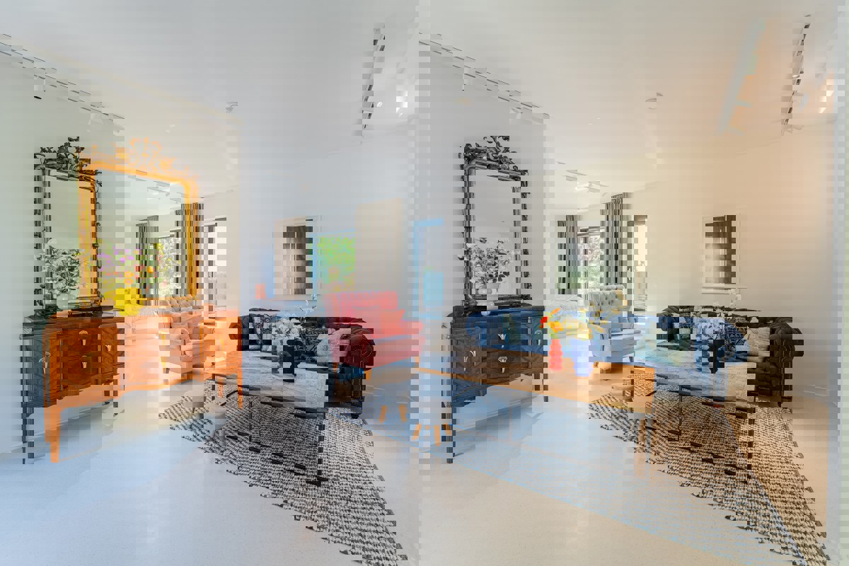 Villa di design per famiglie con piscina in un'oasi verde