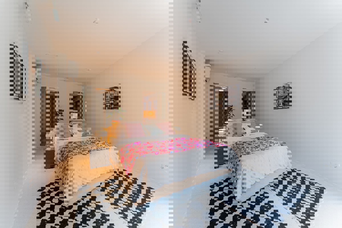 Villa di design per famiglie con piscina in un'oasi verde