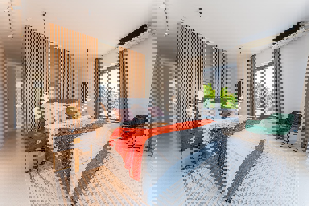 Villa di design per famiglie con piscina in un'oasi verde