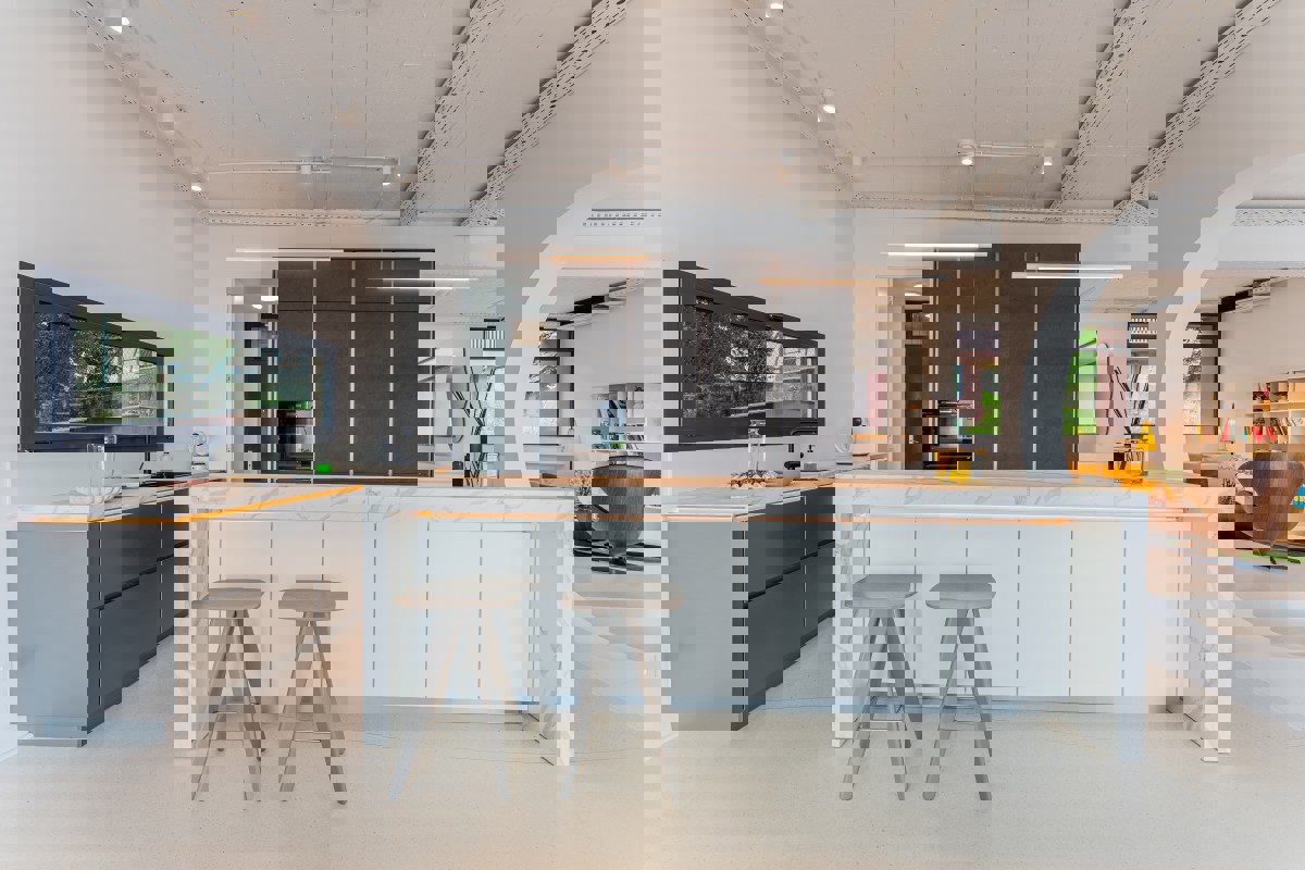 Villa di design per famiglie con piscina in un'oasi verde