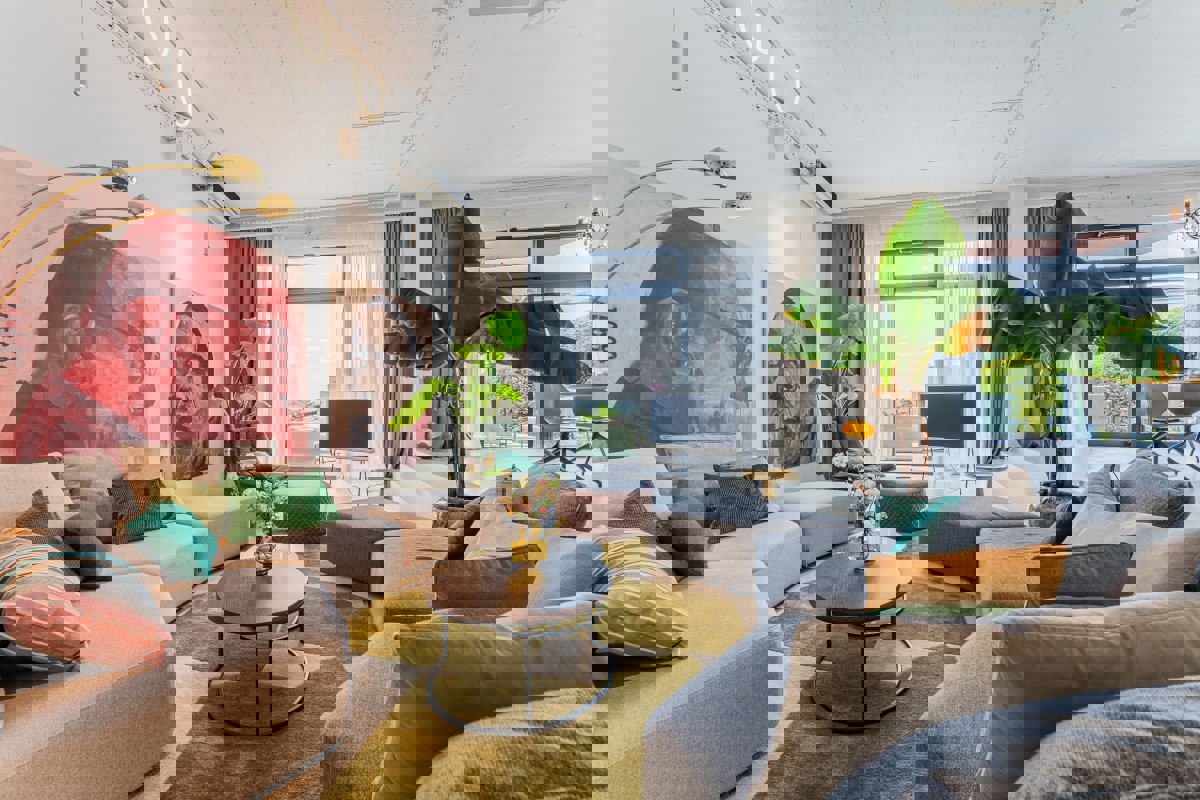 Villa di design per famiglie con piscina in un'oasi verde