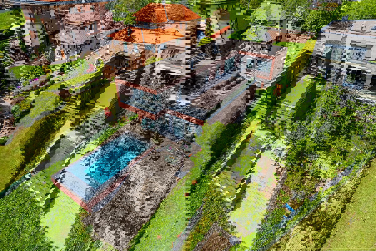 Villa di design per famiglie con piscina in un'oasi verde