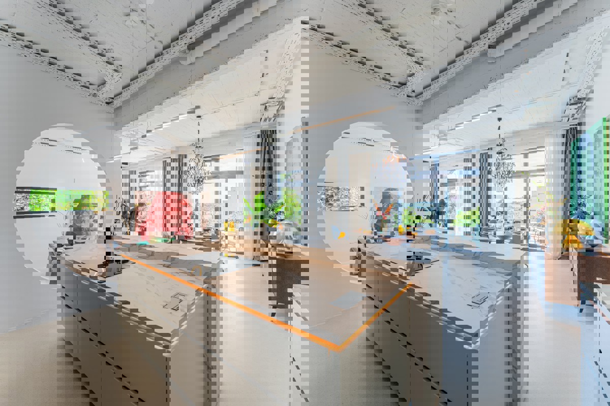 Villa di design per famiglie con piscina in un'oasi verde