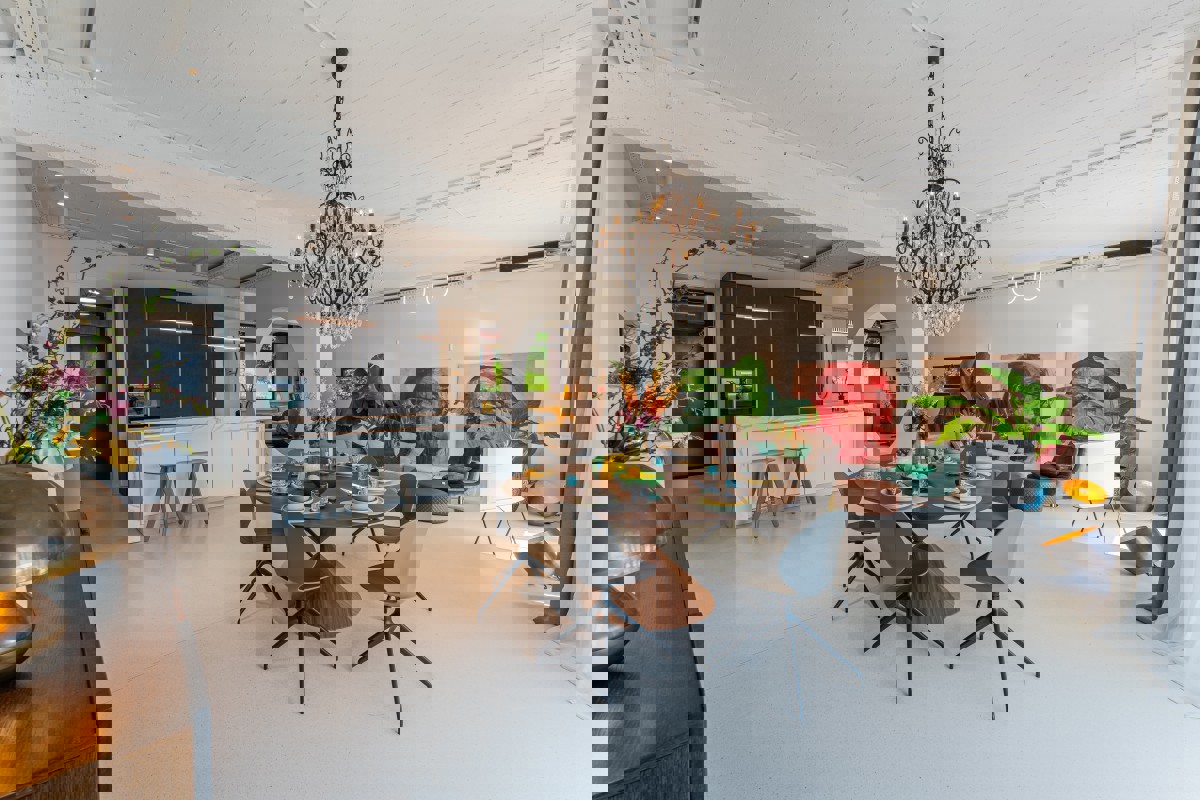 Villa di design per famiglie con piscina in un'oasi verde