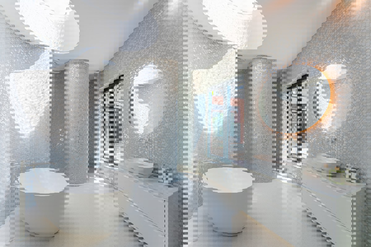 Villa di design per famiglie con piscina in un'oasi verde