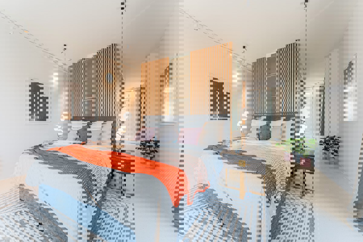 Villa di design per famiglie con piscina in un'oasi verde