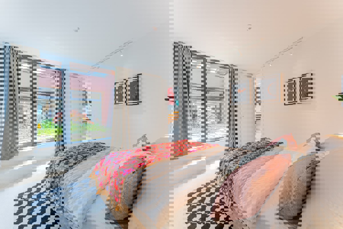 Villa di design per famiglie con piscina in un'oasi verde