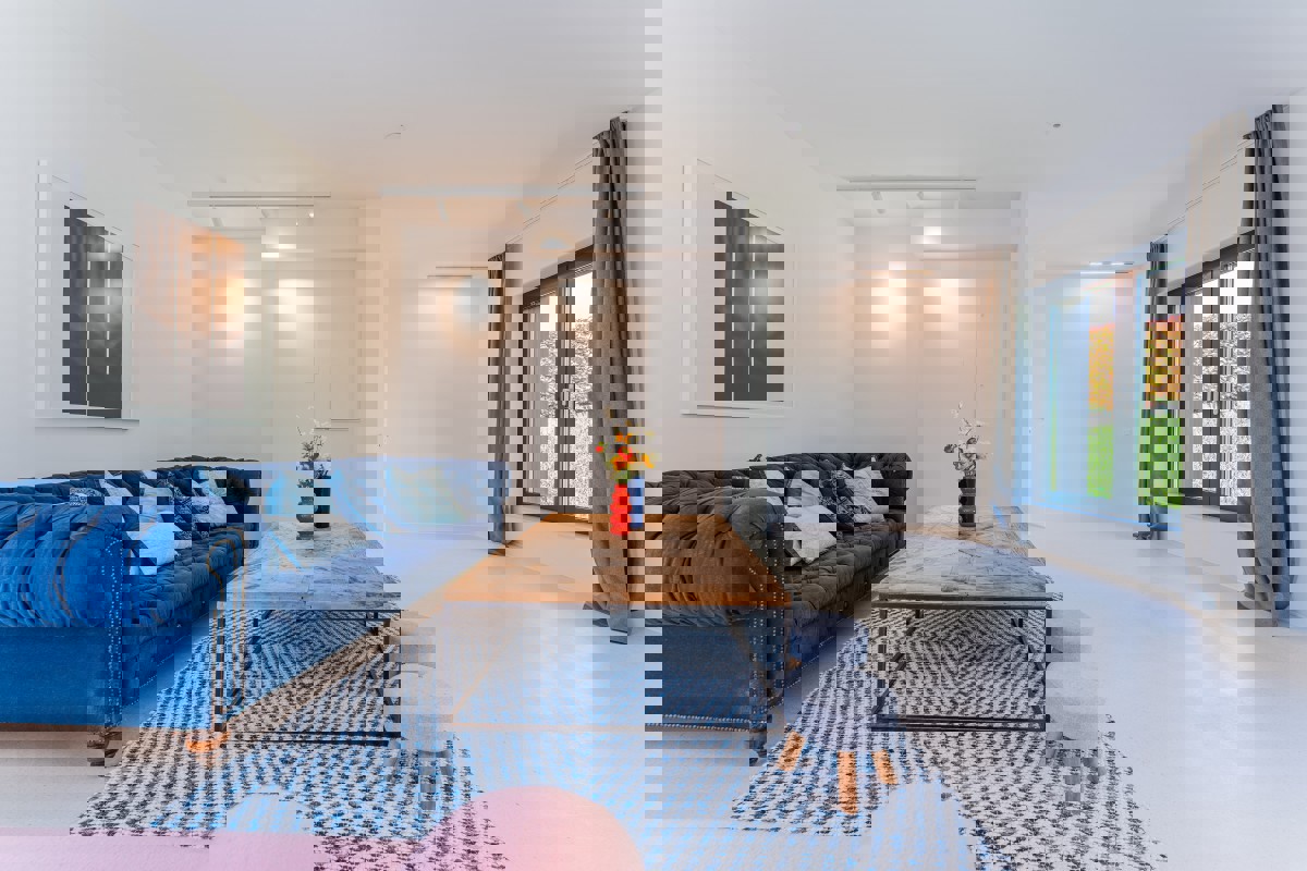 Villa di design per famiglie con piscina in un'oasi verde