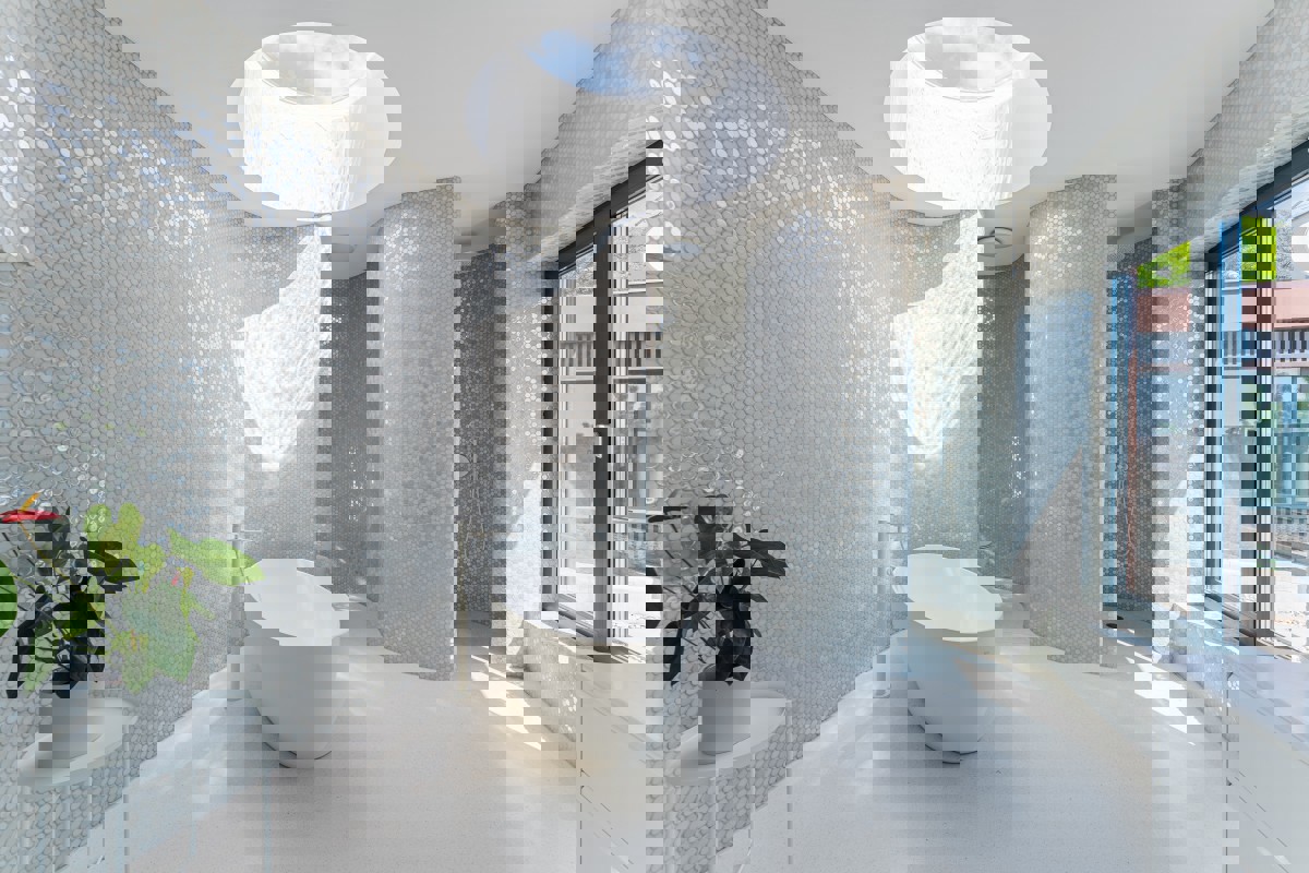 Villa di design per famiglie con piscina in un'oasi verde