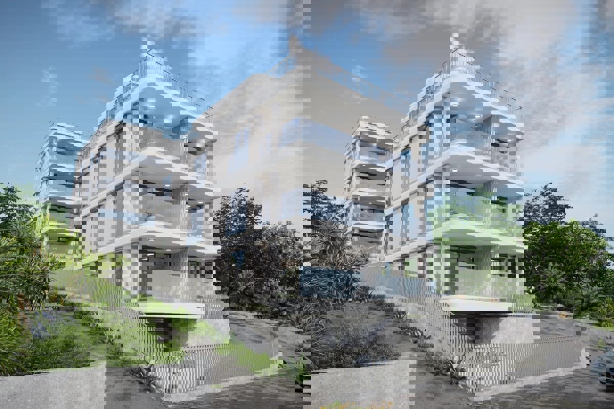 Attico moderno con due camere da letto e terrazza sul tetto in un edificio di nuova costruzione