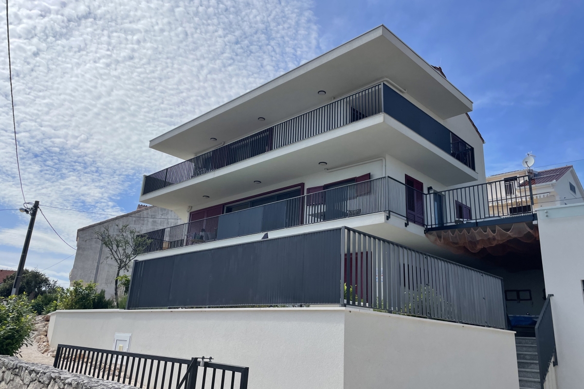 Appartamento moderno con due camere da letto e vista mare