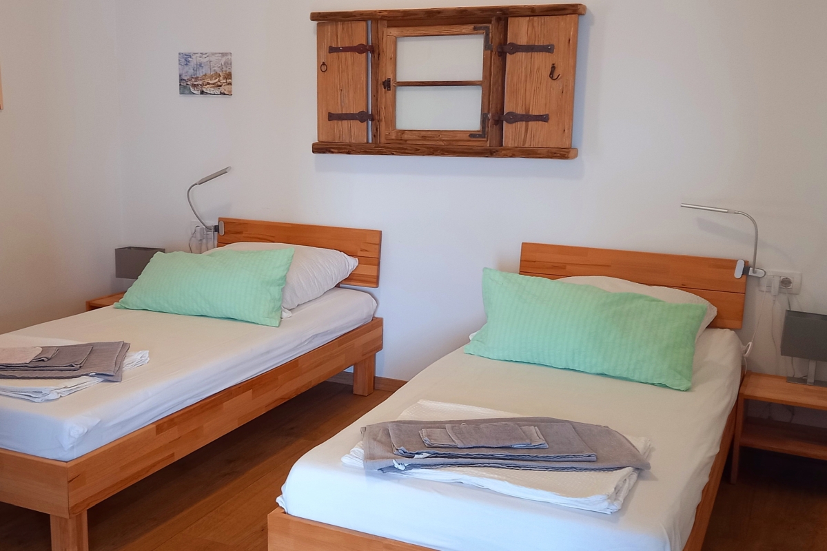 Appartamento moderno con due camere da letto e vista mare