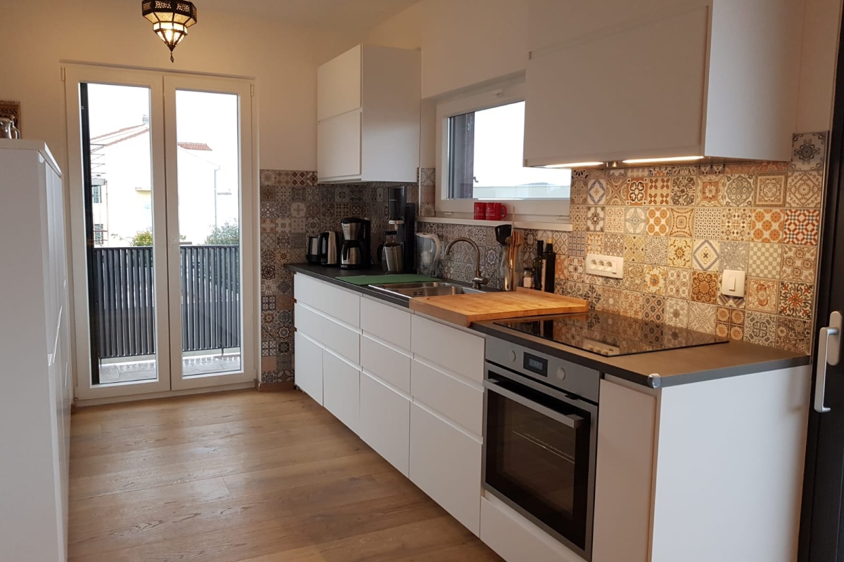 Appartamento moderno con due camere da letto e vista mare