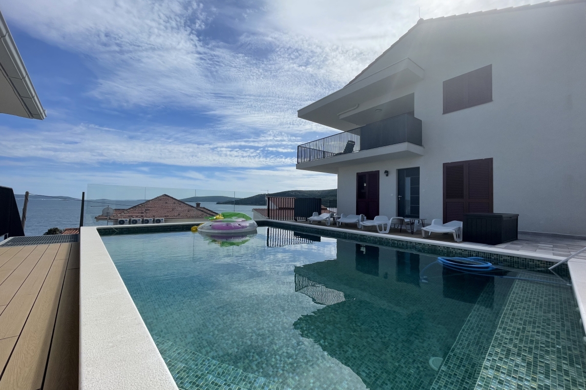 Appartamento moderno con due camere da letto e vista mare