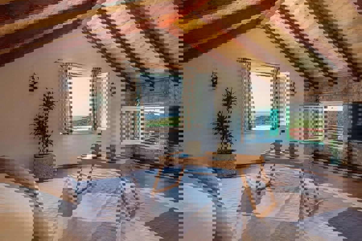 Incantevole casa in pietra immersa in un uliveto