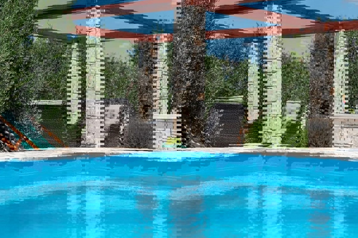 Incantevole casa in pietra immersa in un uliveto