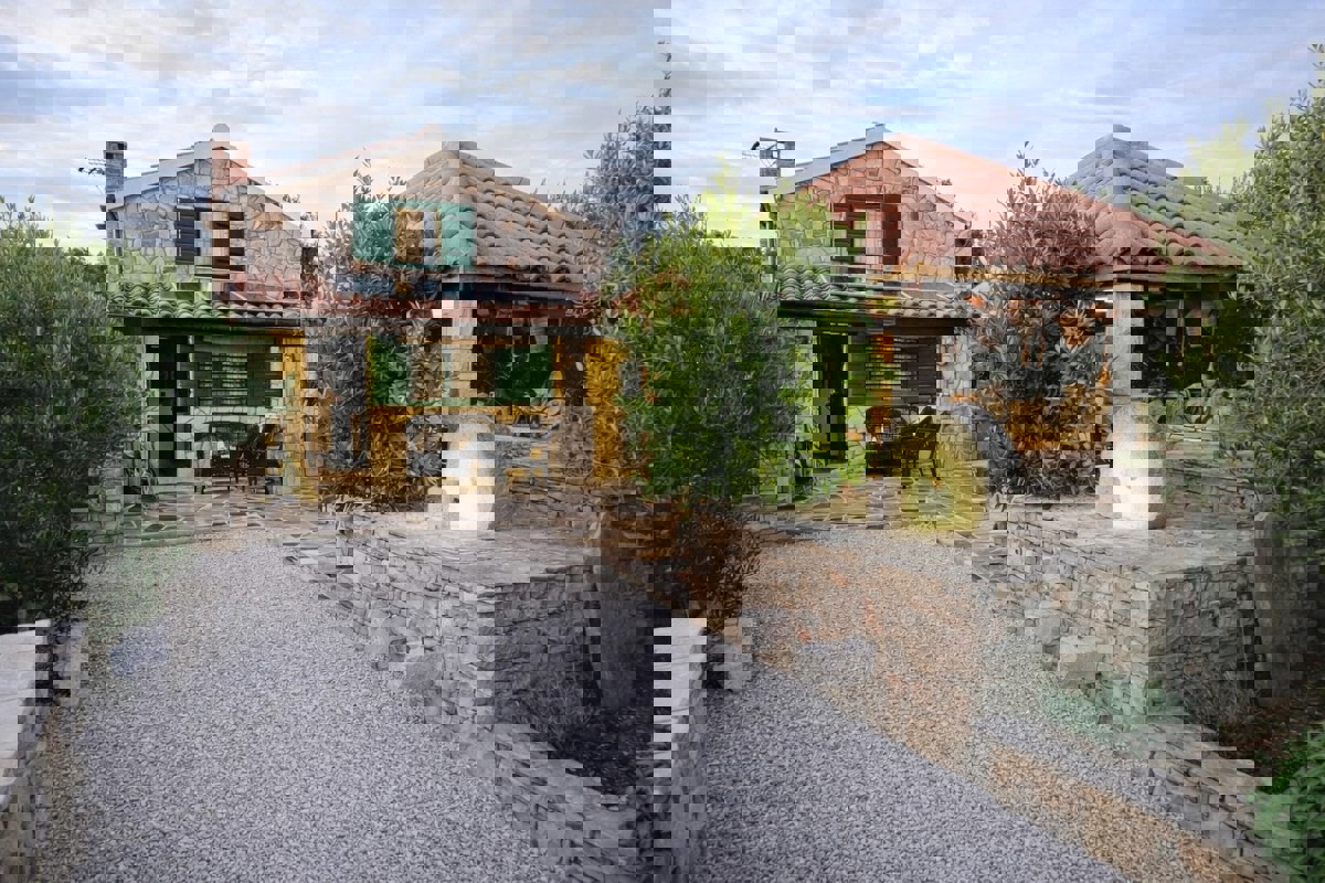 Incantevole casa in pietra immersa in un uliveto