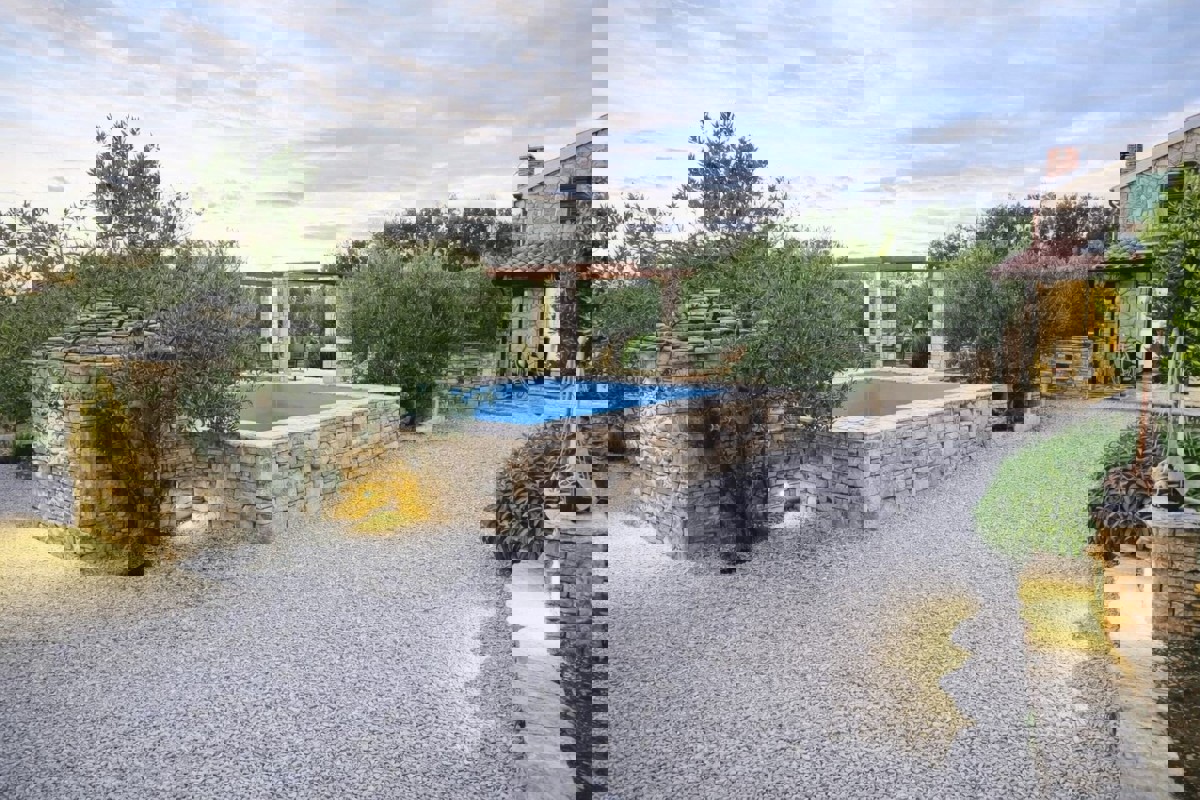 Incantevole casa in pietra immersa in un uliveto